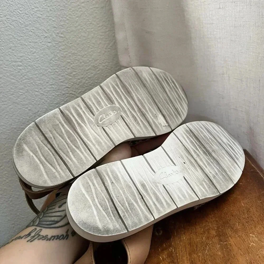 Clarks Artisan Lydie Hala Snake Comfort Flat Leather Sandals Womens 9.5 Tan Boho